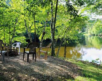 Lakeside cabin with Hot Tub and full kitchen! Sleeps up to 12 people. - Tomah - Patio