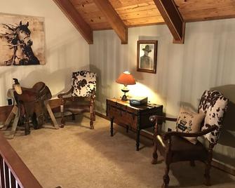 The Cabin at Flat Rock Farms - rustic charm on a beautiful former horse farm - Lewisburg - Sala de estar