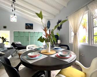 Villa Lu-Ja - Mt Cassell Land Settlement - Dining room