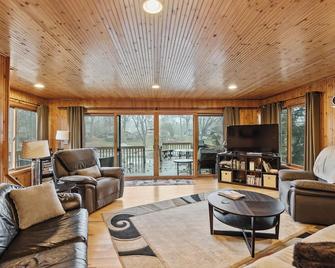 Serene & Quiet!! Huge Deck! 4 Br/4 Baths-Free Kayaks & Paddle Boat! Pet Friendly - White Lake - Living room