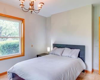 Pet-Friendly New Berlin Retreat with Patio and Yard! - New Berlin - Bedroom