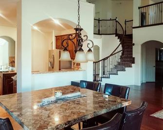 1 bedroom, 1 bathroom in a house - Fort Worth - Dining room