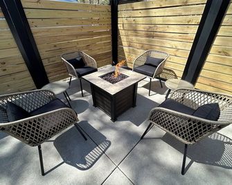 The 'Stable' at OGR! 5 Star Accommodations! Resort pool and spa! Sleeps 4 - Holland - Patio