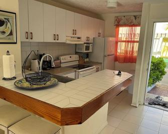 Delightful villa in Jolly Harbour 10mins walk from the beach - St. John's - Kitchen