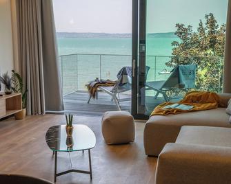 Bj81 Suite Hotel - Siófok - Pokój dzienny