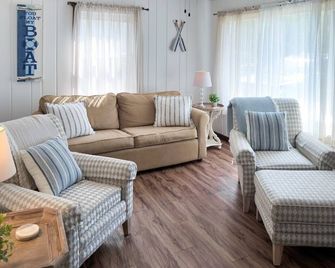 Lake Huron Getaway by arc Vacation Rentals - Lexington - Sala de estar
