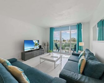 Ocean Wind - Luxury Beachfront Condo with Pool & Gym - Hollywood - Sala de estar