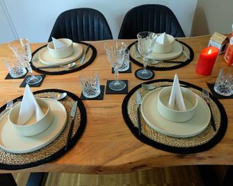 Design Apartment Nr 1 mit Terrasse und Parkplatz - Straubing - Essbereich