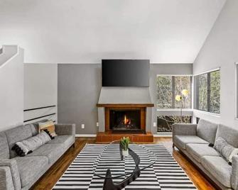 Beautiful home by Medical ctr, Rice, Museums - Houston - Living room