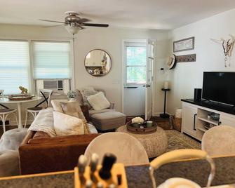 Cheerful 2 bedroom cottage with lake access close to Sturbridge line - Brimfield - Sala de estar