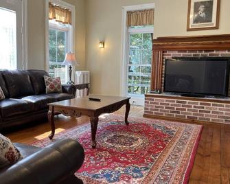 1860 Spencer House - 6 bedroom / 6 bath home, 10 minutes to Dreams Park - Milford - Sala de estar