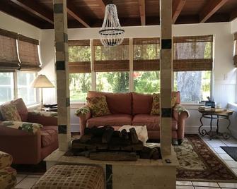 Flexible Policies- Coral House!, with private pool! Steps away from Kings Bay - Crystal River - Вітальня