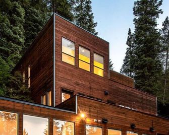 Modern Treehouse - Unique Contemporary Home Nestled in the Forest, Hot Tub, Fireplace, Game Room - Sundance - Gebouw
