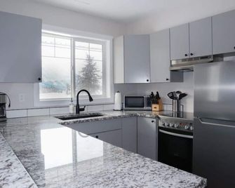 Spa Serenity, Bbq Fun, Scenic Mountain Views - Harvie Heights - Kitchen