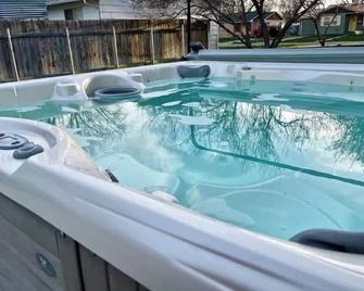 Hometown Usa With Hot Tub And Fully Renovated - Mountain Home - Pool