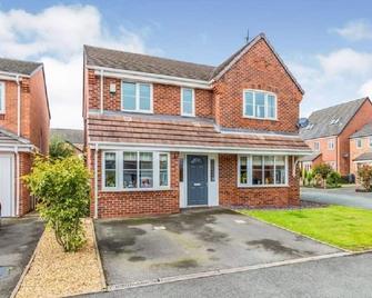 Spacious Detached 5 Bedroom4 Bathroom Wifi Parking - Newcastle-under-Lyme - Building