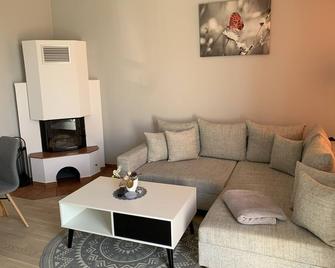 Apartment house on Grienericksee with lake view balcony - Kleinzerlang - Wohnzimmer