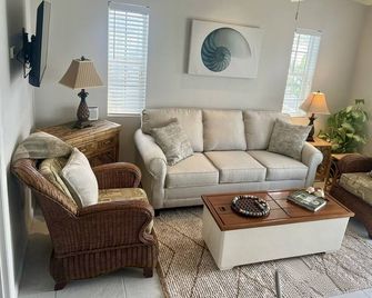 Live the Bahama Life with your own private dock, and sparkling pool - Marsh Harbour - Sala de estar