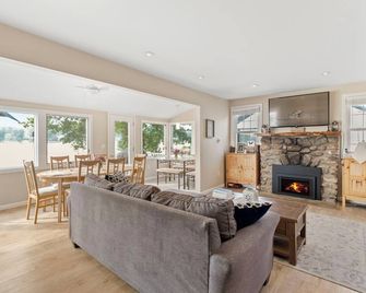 Beautiful Lakefront Home with Amazing Lake Views. Dog Friendly! - Lake Hopatcong - Living room