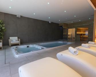 لي تيراسيس دو بورت - سان بيير - حوض السباحة