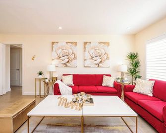 La Sunny House Beautiful Yard 7 Rooms 4 - Hacienda Heights - Living room