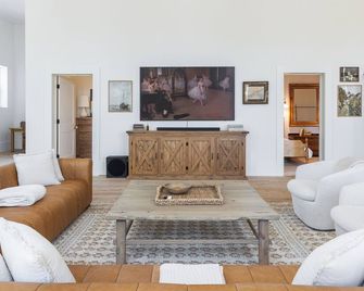 Salt Creek Atelier, a luxuriously cozy loft in downtown Ashland NE. - Ashland - Living room