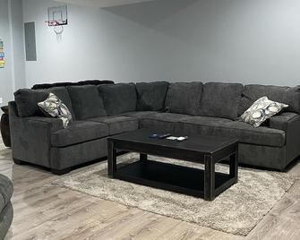 Perfect Family home~ Football, Graduation, Aquatics, Virginia Tech, Radford Univ - Christiansburg - Living room