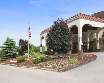 Ramada by Wyndham Pittsburgh/New Stanton - New Stanton - Building