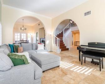Luxury San Diego House: Beach, Pool & Pet-Friendly By RedAwning - San Diego - Living room