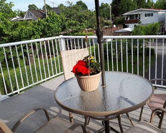 Two-bedroom place, quiet street, near skytrain and groceries, Vancouver - Vancouver - Balcón
