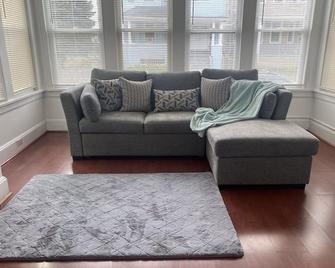 Centric property close to all the great things in the city - Bridgeport - Living room