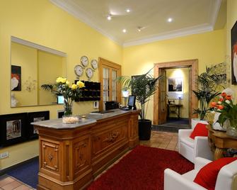 Hotel Locanda Cairoli - Rome - Front desk