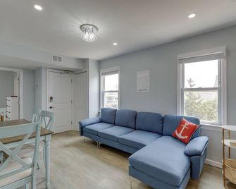 Sunny Seaside Heights Retreat Walkable Location! - Seaside Heights - Living room