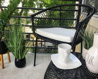 [614.5 B Jenkins] Stays! Studio close to OU, Downtown, Hip designer interior - Norman - Balcony