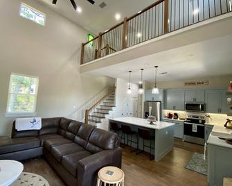 The Lookout Lodge less than a mile from the lake! - Pottsboro