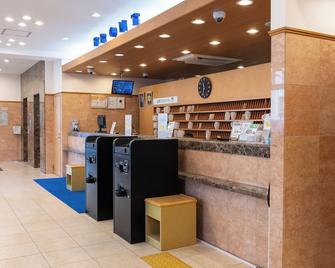 Toyoko Inn Tokyo Monzen-nakacho Eitaibashi - Tokyo - Receptionist