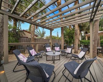 Gorgeous Sparkling 1BR with Amazing Beach Access! Unit 314 - Cocoa Beach - Uteplats