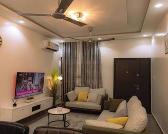 Modern 2-bedroom apartment with WiFi, AC in lovely Accra-Winneba Road,Blue Rose - Kasoa - Living room