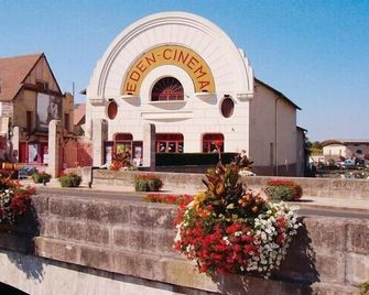 Gîte : Chalet on the banks of the Loire 1h30 from Paris - Cosne-sur-Loire - Кон-Кур-сюр-Луар - Будівля