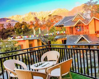 Prakriti Aalay - Riverside Mountain View Boutique Eco Resort - דרמאסאלה - מרפסת