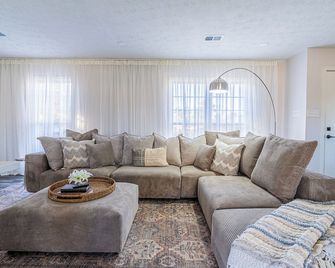 Nutmeg - Columbus - Living room