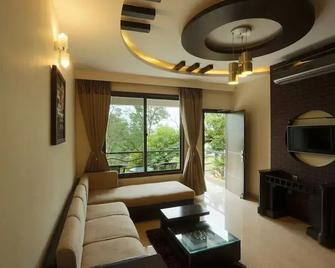 Spring Valley Resort - Guwahati - Living room