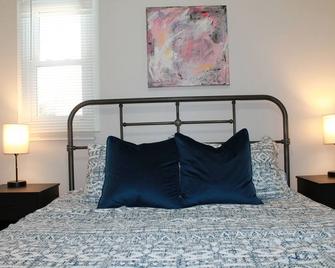 Northeast Charm, 5 miles to downtown! - Saint Anthony - Bedroom