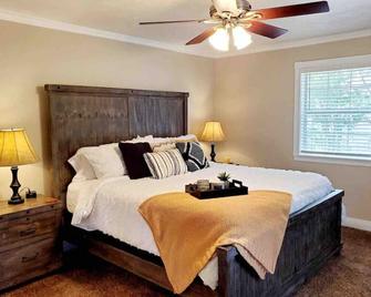 3BR/2B in the heart of Leesville, Southern Comfort - Leesville - Bedroom