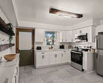 Historic Tacony Retreat with Sauna - Philadelphia - Kitchen