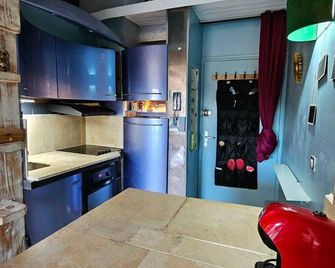 The perched cocoon! - Ganges - Кухня