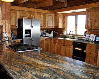 Luxury Cabin with a Hot Tub near Yellowstone Park in Montana - Nye - Kitchen