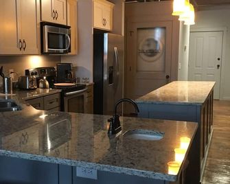 Charming 2-bedroom loft apartment with AC, WiFi in fabulous Downtown Calhoun - Calhoun - Cucina