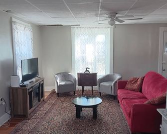 Newly renovated, New England 3-bedroom home in Skowhegan. - Skowhegan - Sala de estar