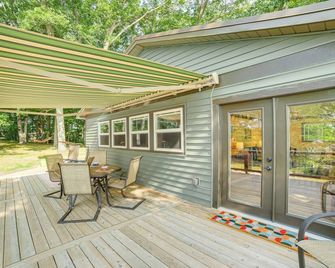 Private Island Home In Belding With Dock - Belding - Patio